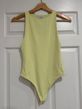 NWOT Aritzia Babaton Contour 90s Bodysuit in Chamomile Yellow - Size S